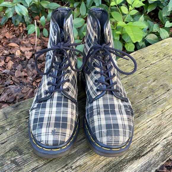Dr Martens England Plaid Vegetarian Grunge Combat BootsWomen's 8 US 6 UK - Picture 2 of 15